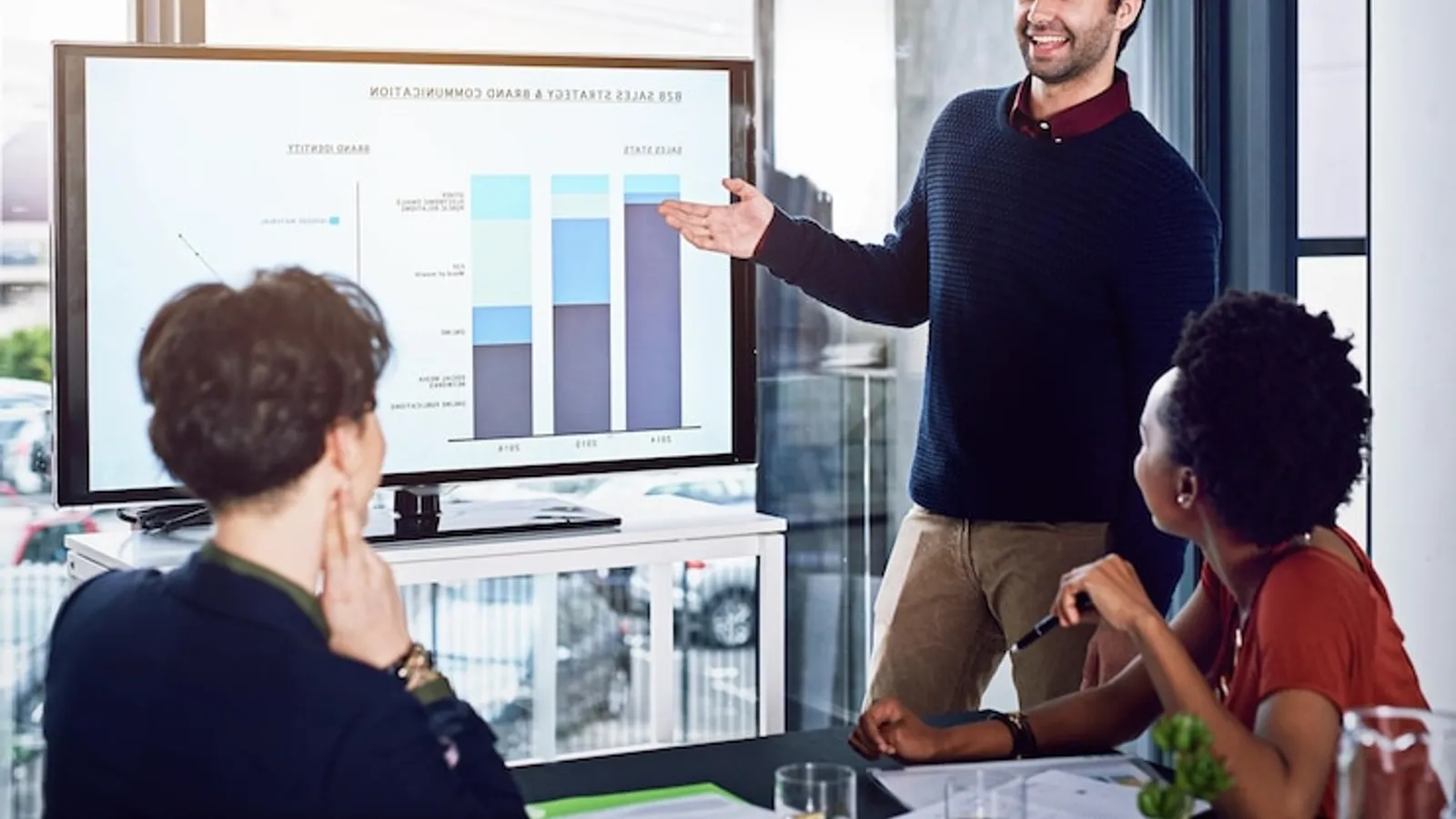 Moderner Newsroom mit Bildschirmen und arbeitenden Redaktorinnen und Redaktoren